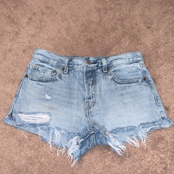 Levi’s light wash shorts - Picture 1 of 4